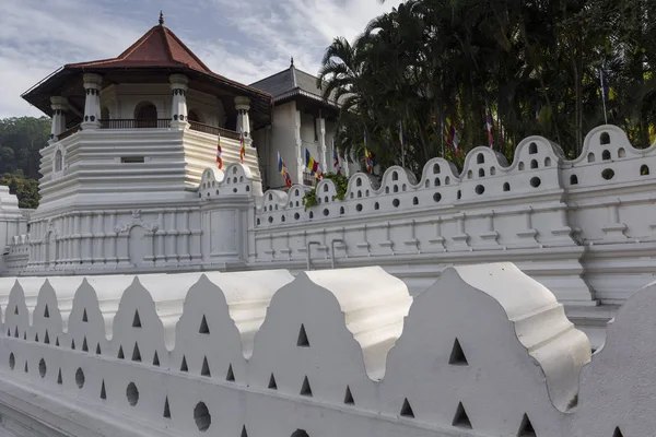 depositphotos_134400040-stock-photo-kandy-sri-lanka-december-01